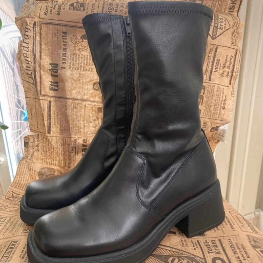 Nya boots endast använda en gång. Nypris: 1400kr. Skor.