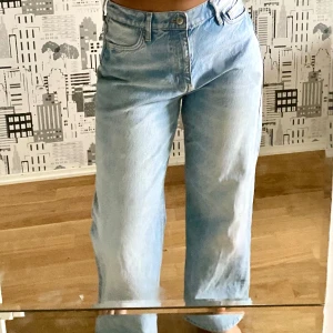 Jeans - Wide-leg Jeans från Zara i storlek 39. jeansen är i bra skick och har inte använts ofta!