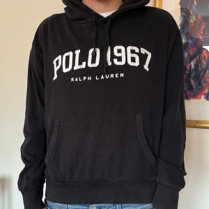 Ralph lauren Hoodie (old school) - Riktigt fet RL tröja i använt skick(8-10) men frf väldigt fin bara, lite urtvättad. Modellen är 179 cm lång. Hör av dig vid funderingar och pris kan diskuteras! Mvh Malte!