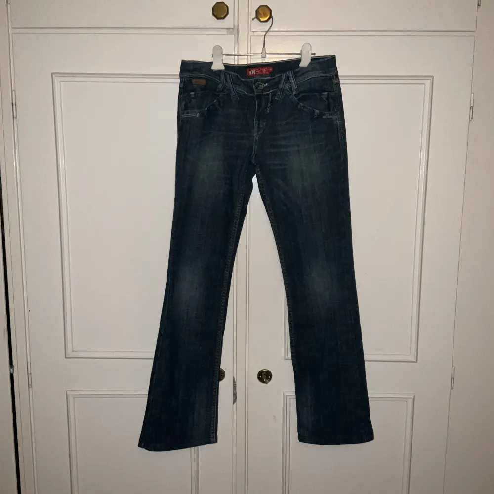 Jag säljer dessa bootcut jeansen med noll skador. Märer är inside. Det står 40 på byxan men skulle påstå att dem passar på en M.Skriv för övriga frågor eller mått💕. Jeans & Byxor.