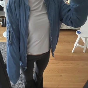 Bomberjacka - Skitsnygg bomberjacka, perfekt nu till hösten!  Storlek 38 men skulle säga att den är storlek S