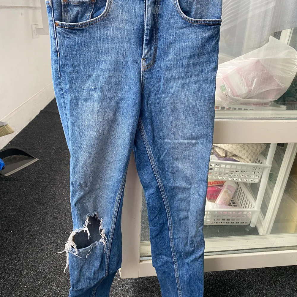 Säljer mina fina mörk blåa jeans som är sköna och sitter bekvämt runt midjan, Säljer pågrund av ingen användning av de. Jeans & Byxor.