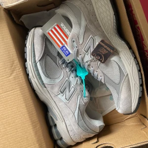 New balance 2002r - Ett par sköna New balance 2002r i storlek 42.5. Dom är helt nya bara testade, fick dom i present fast de är för små därför säljer jag de. kostar runt 1200. Mer bilder eller frågor  och så är de bara att skriva :) pris kan diskuteras vid snabb äffar. 