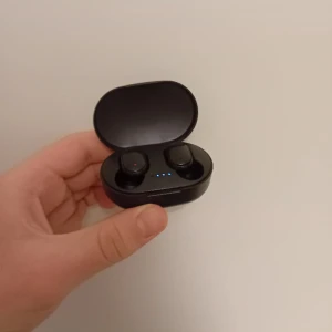 Bluetooth hörlurar - Helt nya Bluetooth hörlurar. Laddare medföljer. Nypris 299kr
