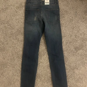 Jeans - Skinnyjeans, oanvända, bra skick, blåa, lappen kvar 