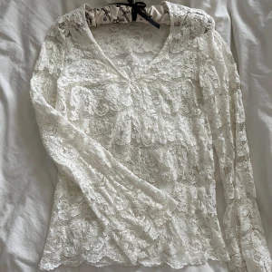 Topp - Spets topp med vida ärmar⭐️