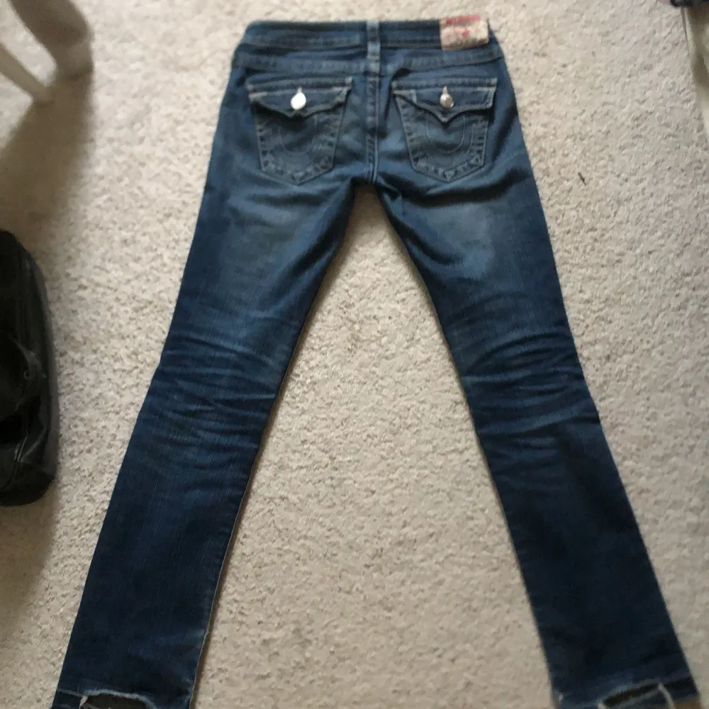 Säljer dessa jätte snyggalowwaist bootcut true religion jeans i storlek w26 l32.💕 de är i bra skick förutom att de har skador där nere ( se sista bilden). Skadorna märks inte på💕 Pris kan diskuteras, skriv till mig om ni har frågor eller funderingar😆. Jeans & Byxor.