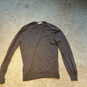 Gransasso tröja - Säljer nu en snygg v-ringad gransasso tröja i fint skick i storlek S
