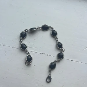 Silverfärgat armband med svarta stenar - Söt! 20 cm 