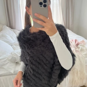 Pärlsponcho - Jättefin pälsponcho från Denasia i danmark. Använd ca 1 gång. Nypris 1599kr. Skriv för fler bilder!✨💕