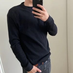 Tröja - Säljer nu denna tröja. Använd endast ett fåtal gånger. Väldigt skönt material, lite rutigt och snyggt mönster.