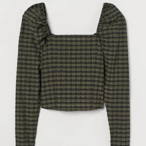 Super fin helt oanvänd blus! - Mycket fin blus men tyvärr inte min storlek eller stil. Har en liten dragkedja i sidan för bättre passform. Puffärmar, långa armar.  Aldrig använd.  100kr+ frakt! Lånade bilder från H&M.