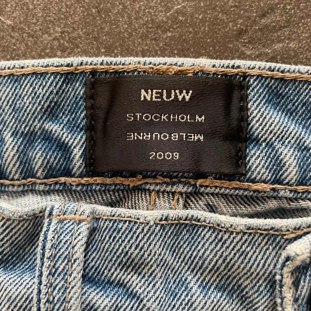 Tja säljer dessa feta jeans från Neuw, skick 9/10, nypris 1200, 32/34, pris kan diskuteras, hör av er vid frågor . Jeans & Byxor.