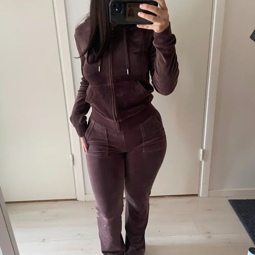 Juicy couture ser i färg chocolate. Helt oanvänd i nyckick. Sälj pga den aldrig kommer din användning❤️ Storlek ca i båda plaggen . Hoodies.