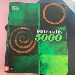Matematik 5000 2b - Säljer min Matematik bok i kurs 2b. Boken är hel men kanterna är lite nötta, som syns i bild. Det kan finnas få små markeringar av penna bland sidorna men inget farligt. Skicket på boken är god i överlag. Utgivningår: 2021