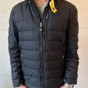 Storlek Medium passar på small perfekt inför vintern - Säljer svart parajumperjacka i mycket bra skick. Jackan har använts sparsamt och är väl omhändertagen. Perfekt för både höst och vinter med sin slitstarka, Vattentåliga design och fodrade insida som håller dig varm även under kalla dagar.