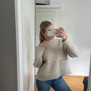 Stickad tröja - Säljer min söta stickade tröja från Pieces, knappt använt och jätte mysig nu till hösten!!🥰🥰Storlek är L men den passar absolut S/M❤️‍🔥