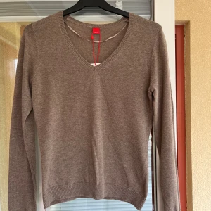 Mörkbeige tröja från Esprit - Säljer en mörkbeige (ljusbrun) tröja från Esprit i storlek XS. Den är oanvänd.. Perfekt för både höst och vår, med långa ärmar och mjukt material. Nypris i butik 299kr.