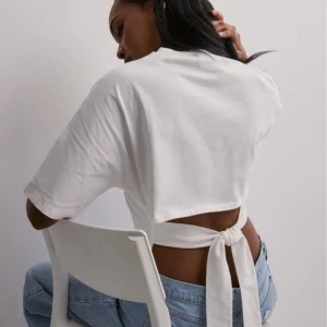 T shirt med knytning - Svin cool t shirt med knytning i ryggen💕💕