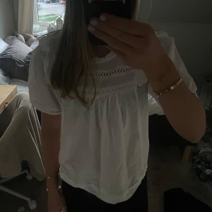Blus - En vit blus i storlek 170, använt Max 3 gånger och i väldigt bra skick. Från gina Young  Nypris 260