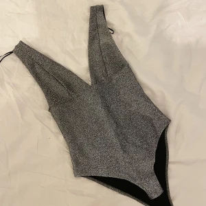 Glittrig body zara - Jättefin och festligt body från zara som inte säljs längre! Den är i storlek S men skulle även säga att den passar Xs. Passar perfekt vid festligare tillfällen! Aldrig använd därav superbra skick. Pris kan diskuteras 🌸🌸🌸