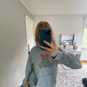 säljer denna super sköna hoodien! Pris kan diskuteras! - Säljer på grund av att jag har tröttnat. Tröjan har inte använts många gånger och är i fint skick. Tröjan är en väldigt fkn blå färg men en luva. Tröjan är i väldigt bra pris då jag köpte den för länge sedan. 