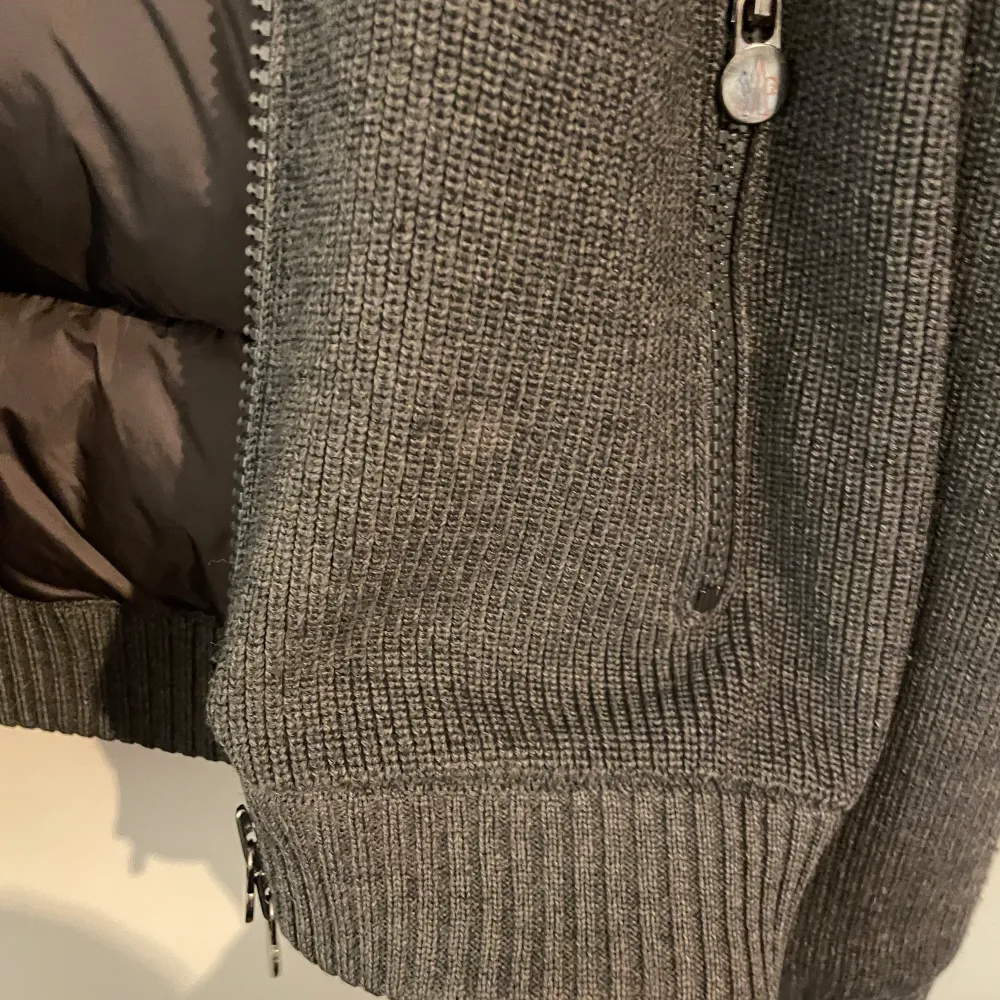 Extremt din Moncler cardigan i storlek XL (sitter som L) perfekt skick förutom det lilla hålet i luvan och den lilla fläcken på magen. Finns onlinekvitto!. Jackor.