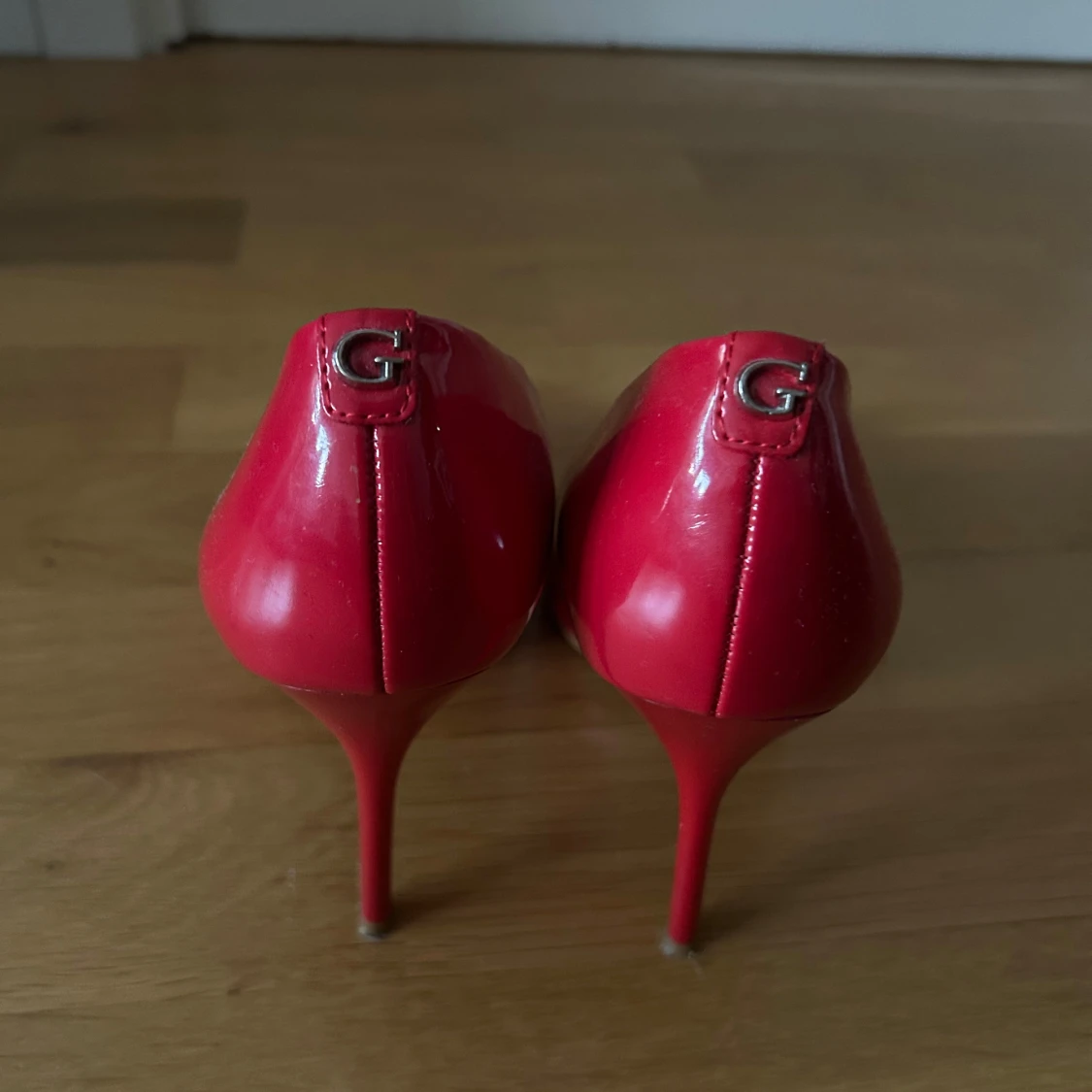Röda klackskor från Guess - 90