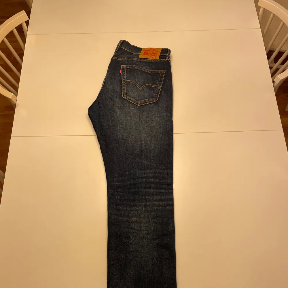 Hej, säljer mina levis 505 i mörkblå wash. Jeansen är använda med i väldigt bra skick och är i storleken 32/34. Kom DM om du har några frågor!. Jeans & Byxor.