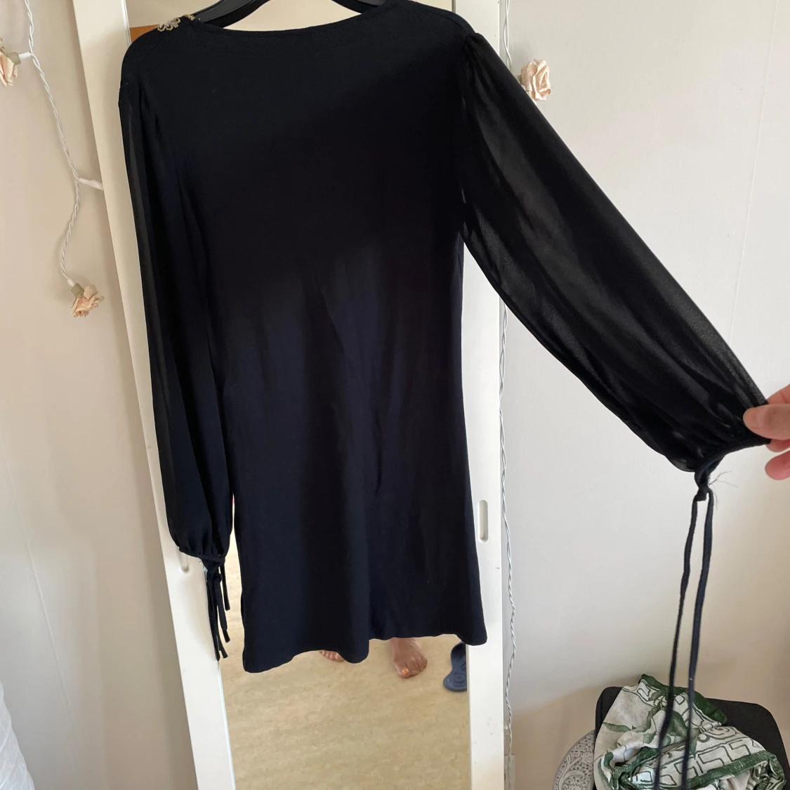 Svart klänning med broderade detaljer från Add i t - 90