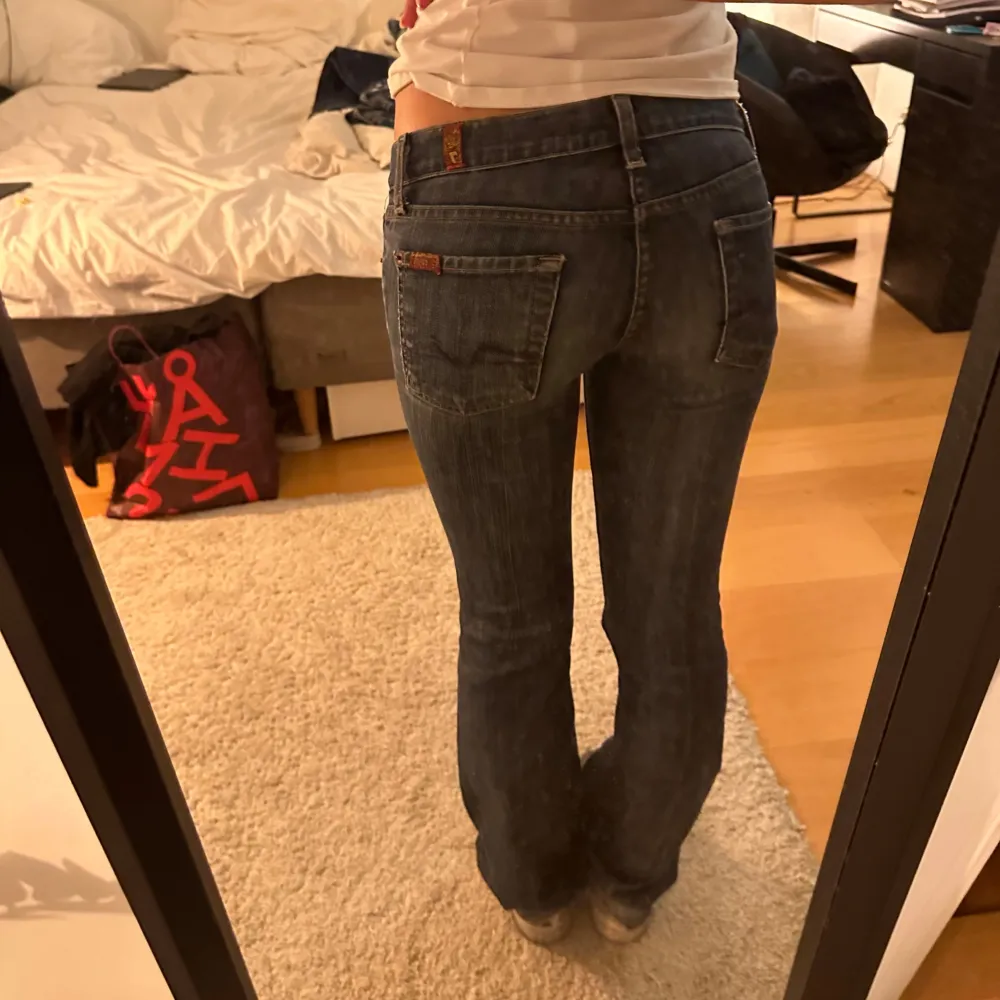 Säljer dessa jeans då dem inte kommer till användning längre 💛. Farkut & Housut.