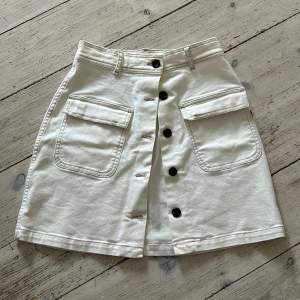 White skirt from soeur in perfect condition. Used once. Fits extremely well :)