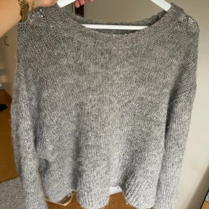 Alpacka tröja - Stickad tröja i alpacka och ull blandning. Aningen nopprig i sidorna, annars fint skick! 🍂❤️