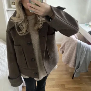 Kappa Kappahl - Superfin kappa från Kappahl i storlek Xs! Jag bär vanligtvis S/M i jackor men tycker att den passar bra på mig. Den är knappt använd och därav i väldigt bra skick. Lånade bilder och pris kan diskuteras! Nypris är 900kr🌸🌸