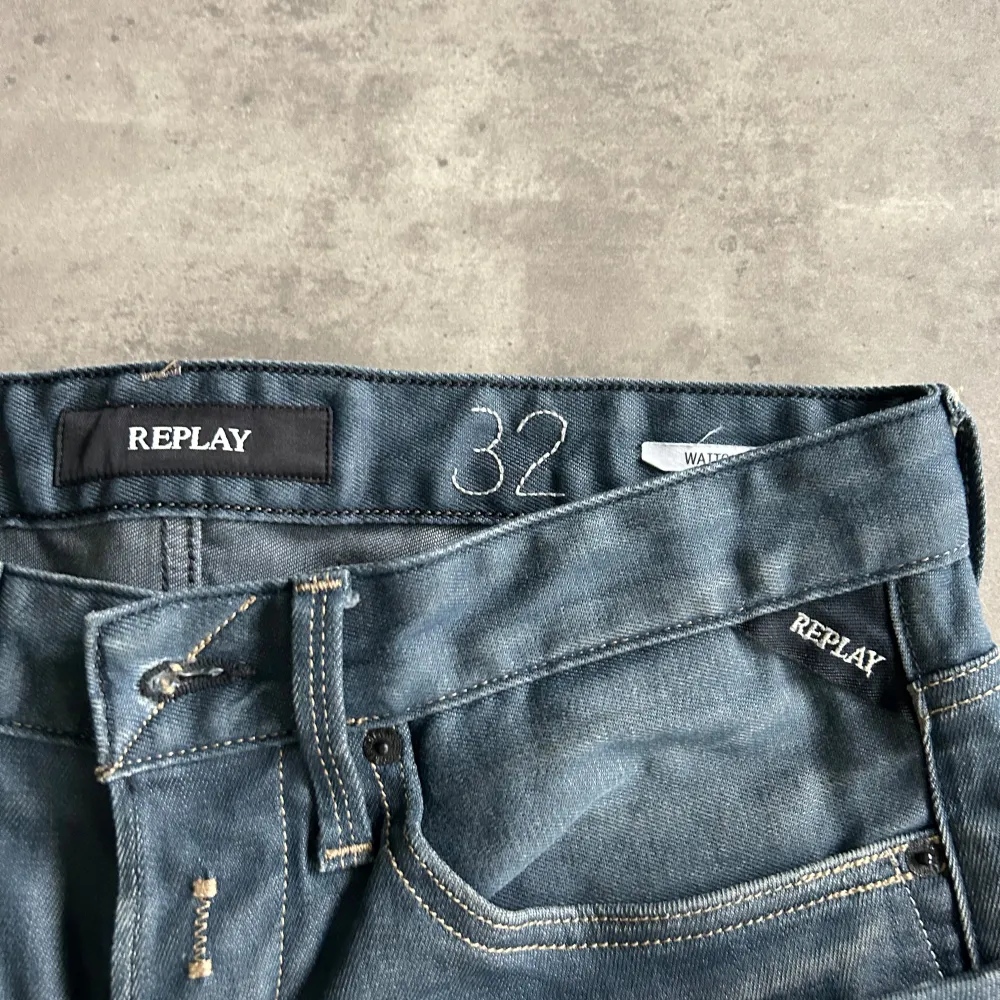 Gråa replay jeans. Den är W32 och L34. Det är waitom replays. Mycket bra skick och använt dem fåtal gånger.. Jeans & Byxor.