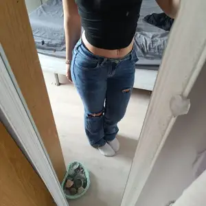 Coola utsvängdalågmidjade bootcut jeans med hål 