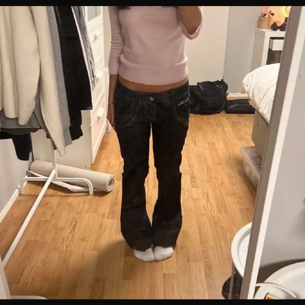 As snygga jeans köpta på Vinted typ förra året men som är lite för små för mig. Rekommenderar storlek 34/36 att ha dom och personen på bilden är ca 163-166cm 🩷🩷🩷 Ända bilderna jag har så fråga INTE om fler! 🩷Innerbenslängd: 76cm & Midjemått: 31,5cm . Jeans & Byxor.