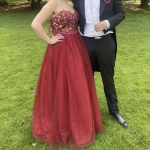 Balklänning  - En super fin balklänning som är använd 1 gång vid ett tillfälle. 