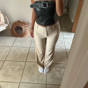 Byxor - Säljer byxorna för 100kr dom är köpta i Monki och är i bra skick, dom är ganska använda men det är inget fel på dom. Storlek 40 men passar bättre för 38