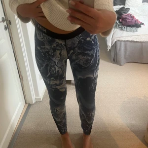 Nike träningstights - Nike PRO träningstights i ett cool blått mönster. Supersköna och sitter bra💙