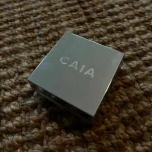 Caia lose setting powder  - Caia lose setting powder i färgen honey matte, använder inte de då jag har ett annat, endast testat kanske två gånger så mycket produkt kvar 