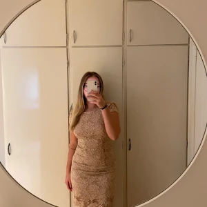 Klänning  - Smuts rosa klänning som endast är använd 1 gång 