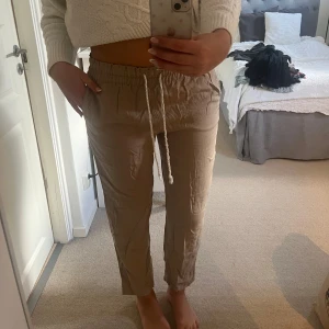 Beiga linnebyxor - Beiga linnebyxor! Bra längd för mig som är lång🤍