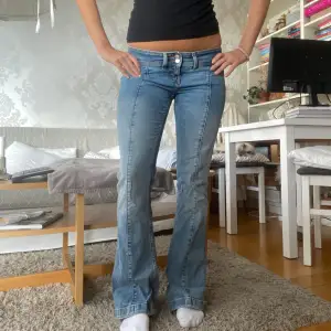 Så snygga lågmidjade bootcut jeans som inte kommer till användning💞 jag är ca 172 för referens. (Lite slitna längst ner på högra benet, skriv för bild☺️)