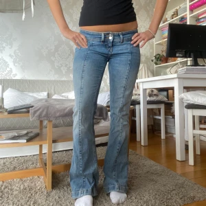 Lågmidjade jeans - Så snygga lågmidjade bootcut jeans som inte kommer till användning💞 jag är ca 172 för referens. (Lite slitna längst ner på högra benet, skriv för bild☺️)