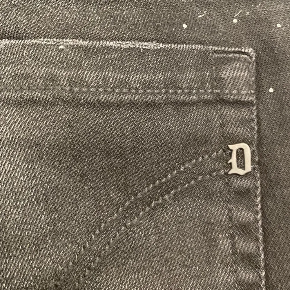 Hej! Säljer dessa snygga jeans ifrån dondup modell George, extremt trendiga och snygga jeans. De passar till det mesta och är som sagt mycket snygga. Hör av er vid fler frågor och funderingar!. Jeans & Byxor.