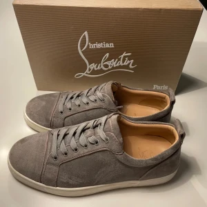 Loubs  - Säljer dessa as feta skor. Skicket skulle jag säga 8/10 lite smutsiga men annars skulle jag säga att dem är i bra skick😄 hör av er vid fler frågor kring skorna😄😄