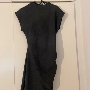 Zara klänning office siren  - Skitsnygg klänning från Zara, office-siren vibes 🫦 endast använd 2 gånger då den tyvärr är för liten för mig. Otroligt bra kvalité!