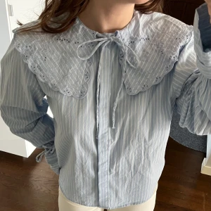 Blus med rosett  - En söt randig blus med rosett och Peter pan krage