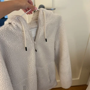 Teddy jacka - Jättesöt teddyjacka från h&m